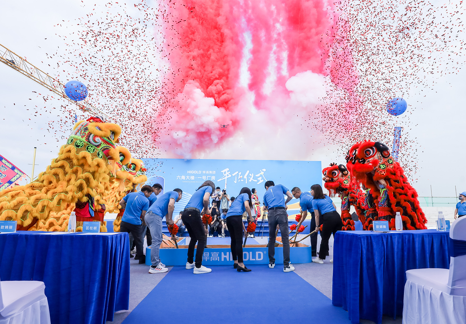 ky体育智慧家居五金自动化制造基地今天顺利平顶，又一工业地标诞生！
